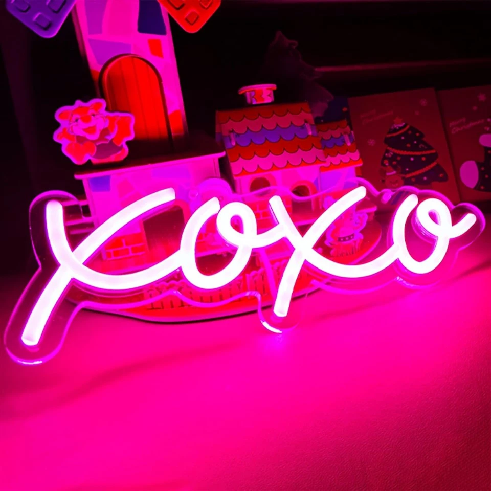 Рожева неонова вивіска Xoxo